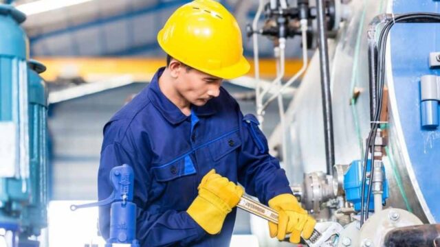 tecnicos-de-mantenimiento-industria-1024×640